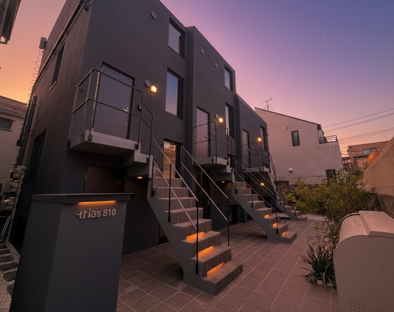 エントランス　昼夜で表情の異なるファサード