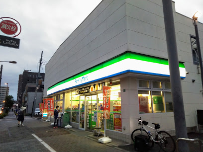 コンビニ　ファミリーマート 西池袋四丁目店（コンビニ）まで304m