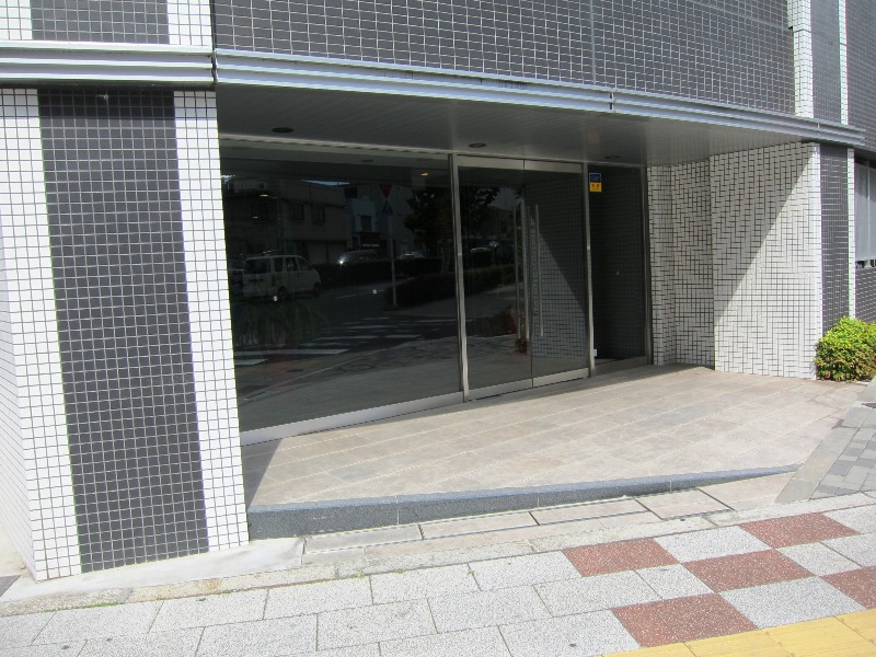 エントランス　●　エントランス