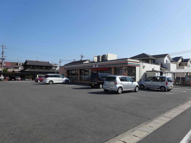 コンビニ　セブンイレブン（コンビニ）まで690m