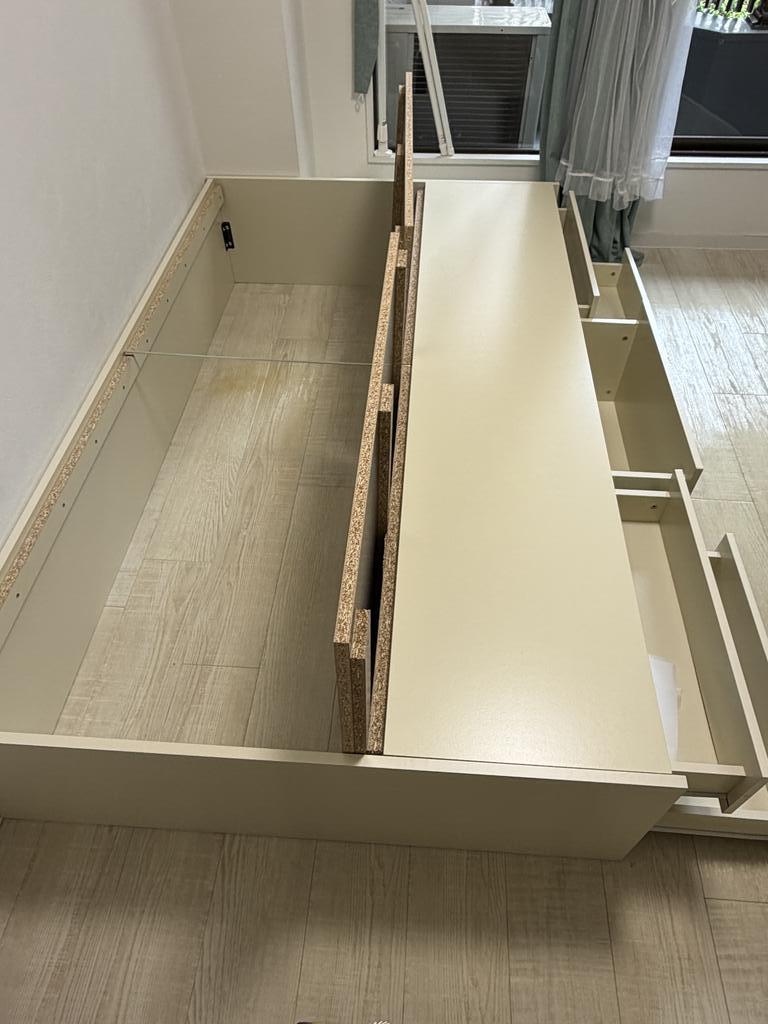 収納　セミダブルサイズのベッドなので収納は大容量！