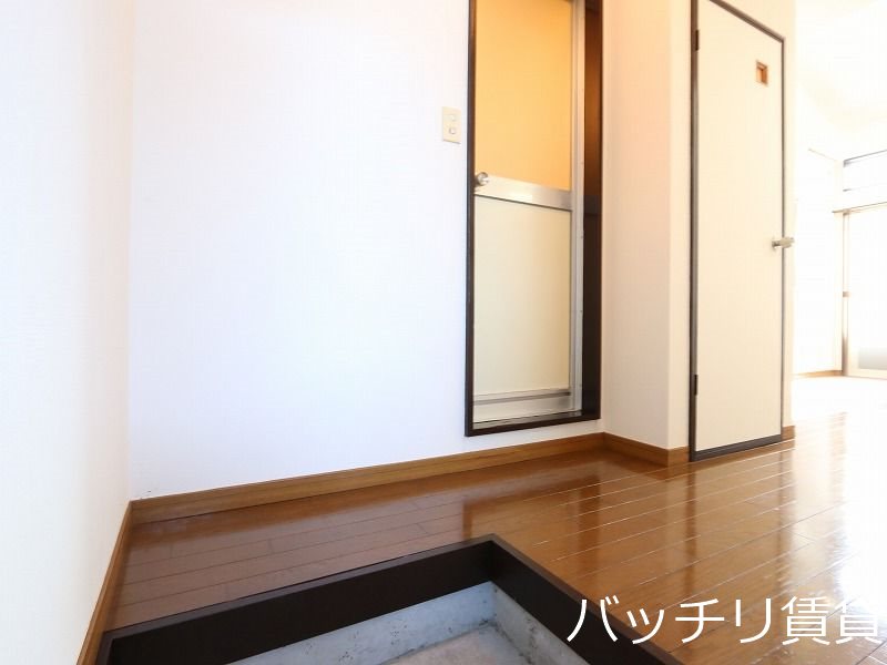 玄関　別号室タイプの為、現状を優先致します。