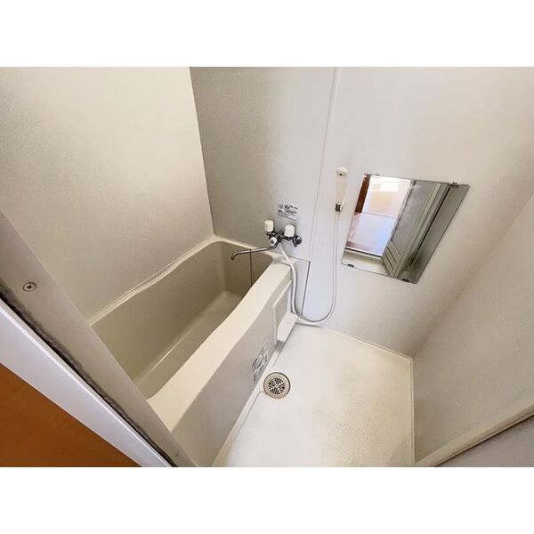 バス・シャワールーム　コンパクトで使いやすいお風呂です