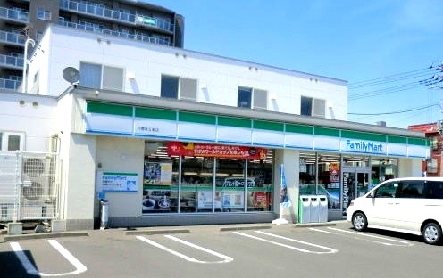 コンビニ　ファミリーマート月寒東5条店（コンビニ）まで306m