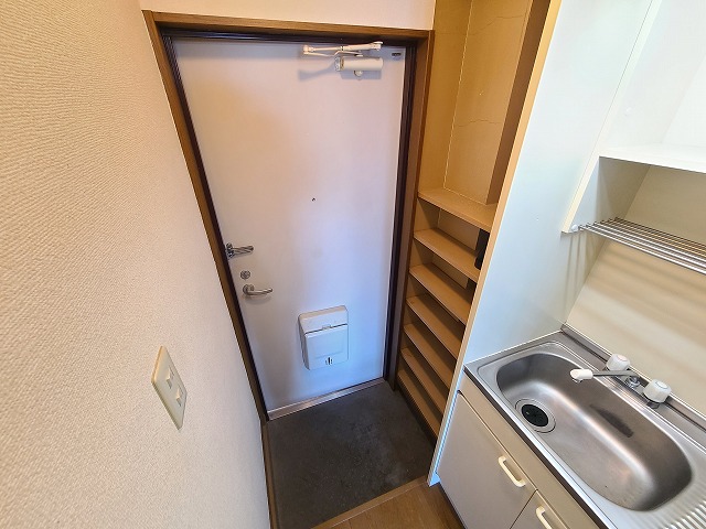 埼玉高速鉄道 川口元郷駅 徒歩7分 4階建 築27年の玄関写真