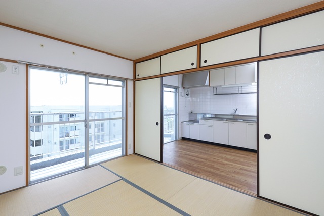 居室・リビング　ふすまを開けてキッチンと和室をつなげて使えます