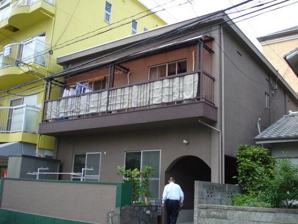 【岸本マンションの建物外観】