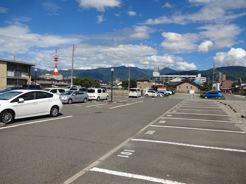 【松本市高宮中のマンションの駐車場】