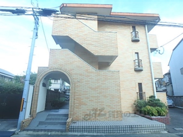 京都市山科区御陵鴨戸町のマンションの建物外観