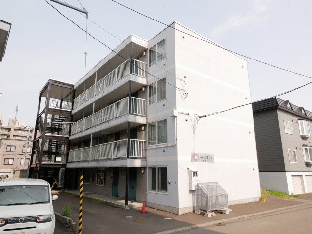 札幌市東区北四十四条東のマンションの建物外観
