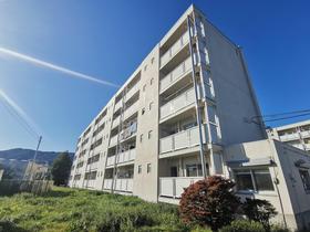 【遠野市松崎町白岩のマンションの建物外観】