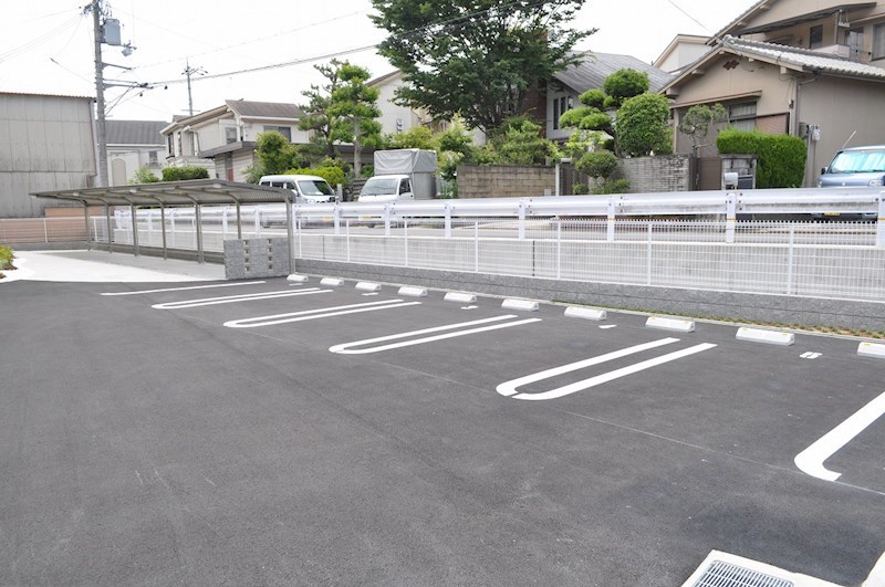 【京田辺市三山木西ノ河原のアパートの駐車場】