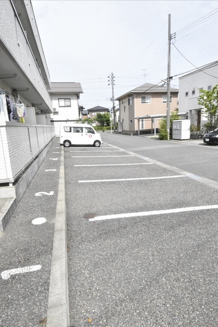 【新潟市江南区梅見台のアパートの駐車場】