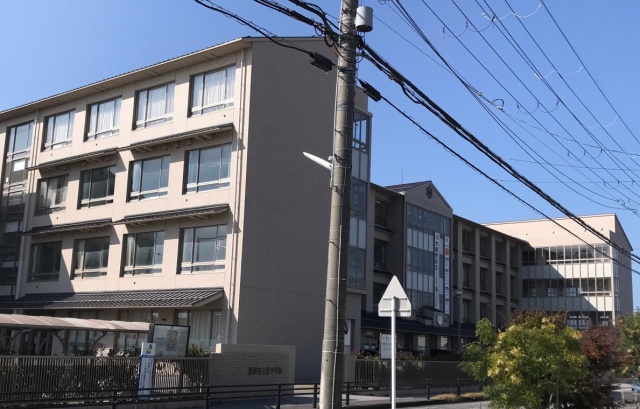 【彦根市後三条町のマンションの中学校】