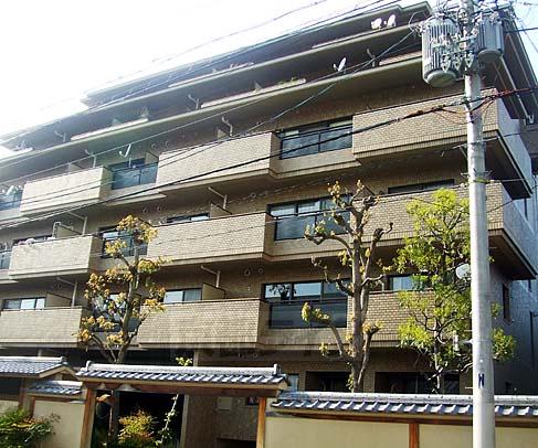 京都市左京区岡崎西福ノ川町のマンションの建物外観