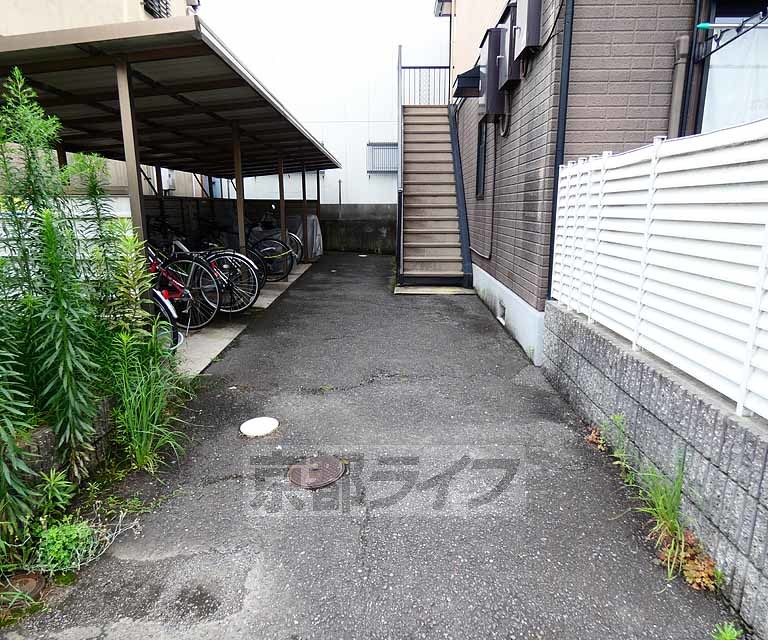 【京都市伏見区深草野田町のアパートのエントランス】