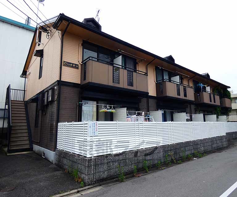 京都市伏見区深草野田町のアパートの建物外観