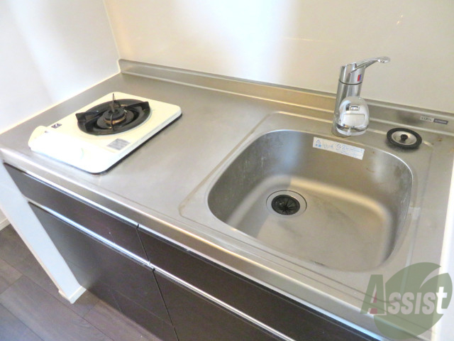 キッチン　シンプルなキッチンです。一人暮らしにはちょうどいいサイズ。