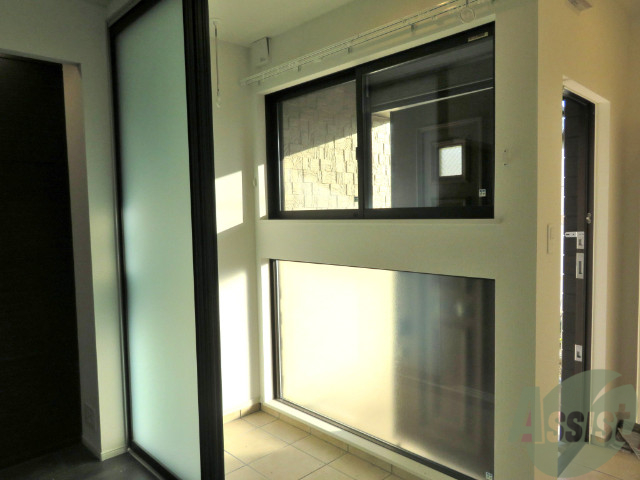 バルコニー　サンルームがあるので、朝干しても夜には乾きますね。