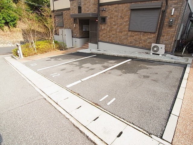 駐車場　敷地内駐車場１台無料