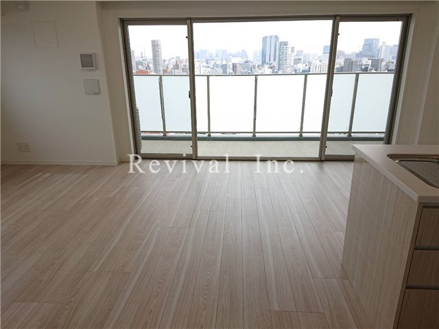 居室・リビング　床暖房完備のリビング空間でございます