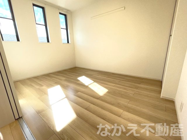 その他部屋・スペース　開放的な寝室です