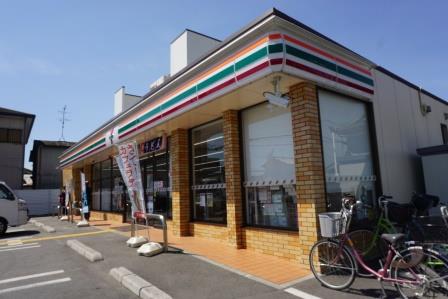 コンビニ　セブンイレブン杉本町店（コンビニ）まで677m