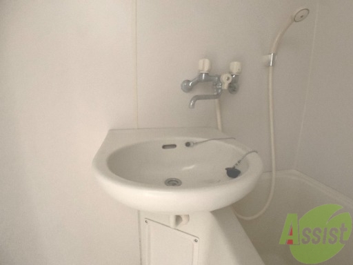 洗面設備　洗面台は浴室にあるのでお手入れが楽々です。