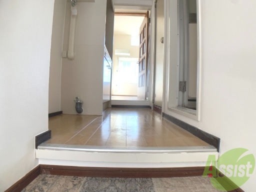 玄関　玄関から撮影しました。敷居が高くなくて安心ですね。