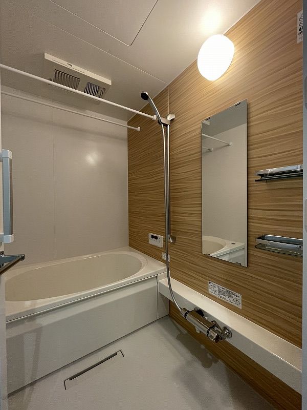 バス・シャワールーム　追焚機能・浴室暖房乾燥機付きバスルームです♪物干しバーも付い