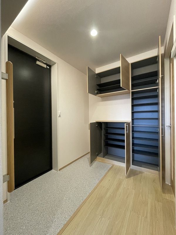 玄関　広々玄関スペース！大容量シューズボックスで玄関すっきり！