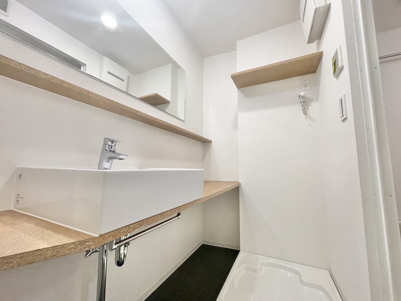 洗面設備　白基調で清潔感のある空間