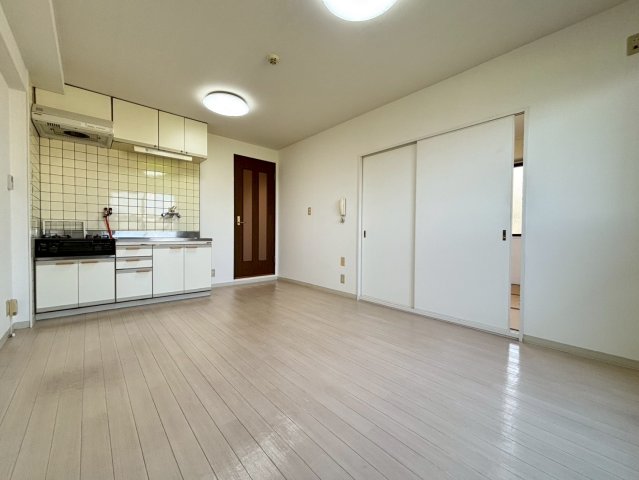 居室・リビング　別号室の写真です。ご参考までに