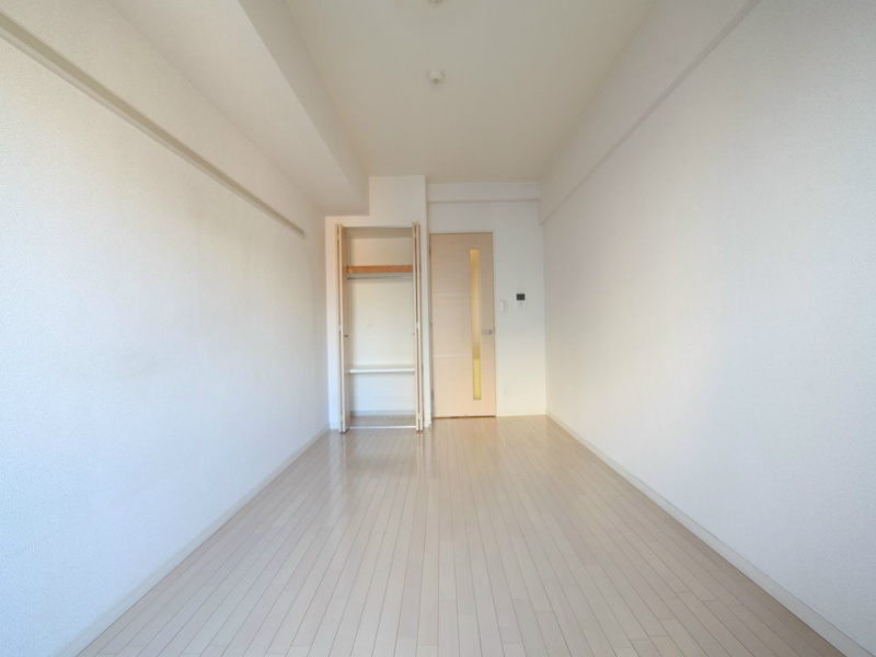 居室・リビング　洋室8.2帖　エアコン付　家具家電ご用意できます