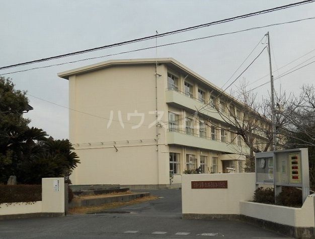 小学校　掛川市立西郷小学校（小学校）まで886m