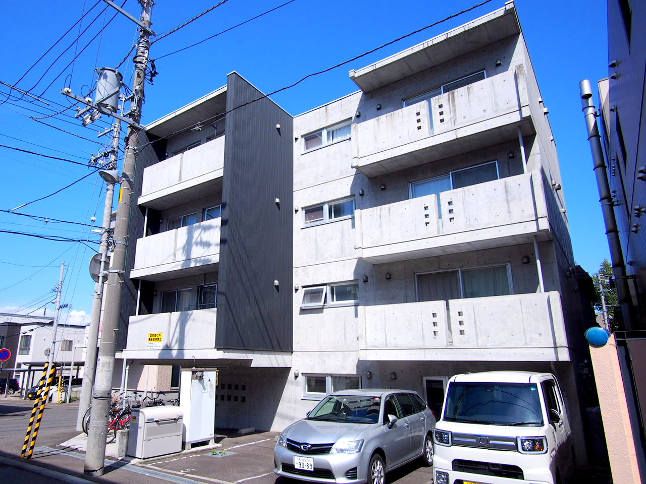 建物外観　人気のバルコニー付き２ＬＤＫマンションです♪