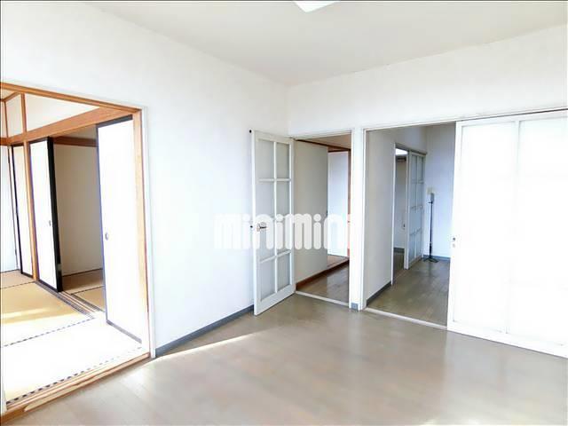 居室・リビング　南向きで日当りの良いお部屋です。