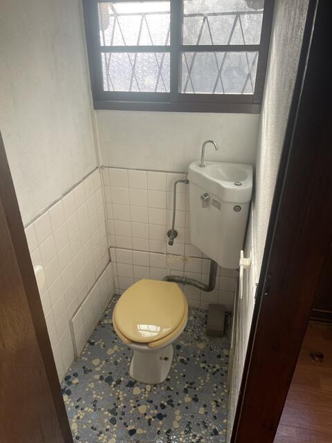 トイレ　落ち着いた色調のトイレです