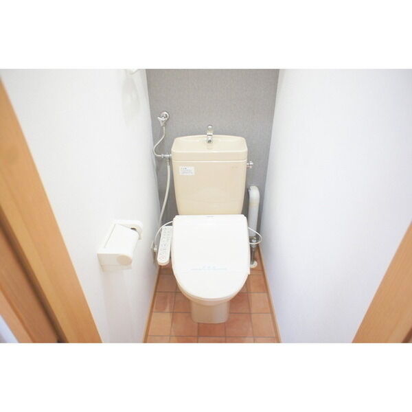 トイレ　嬉しいウォシュレット付きのトイレ！便座温かいですよ♪
