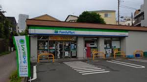 コンビニ　ファミリーマート品川桐ヶ谷通り店（コンビニ）まで82m
