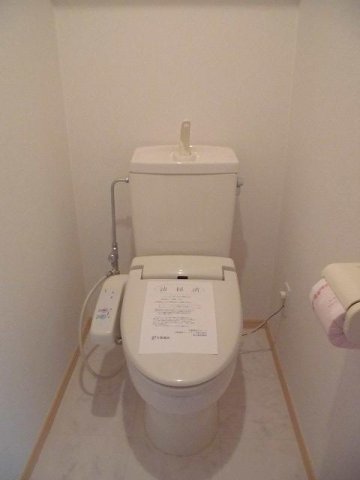 トイレ　落ち着いた色調のトイレです