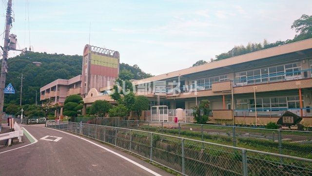 小学校　岡山市立千種小学校（小学校）まで561m