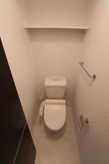 トイレ　落ち着いた色調のトイレです