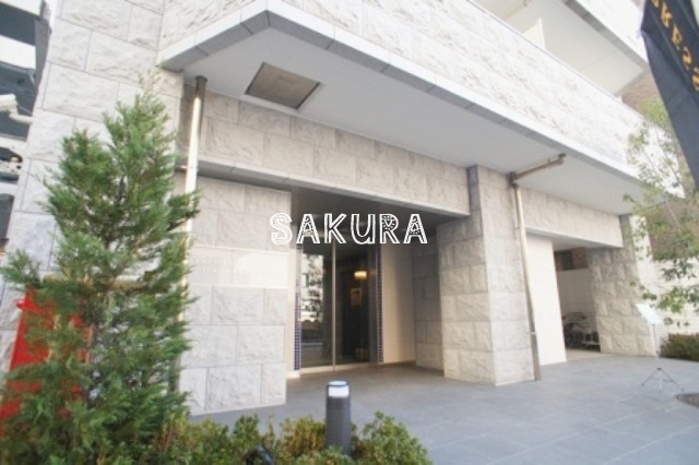 エントランス　重厚感のある建物デザイン♪