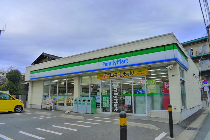 コンビニ　ファミリーマート（コンビニ）まで550m