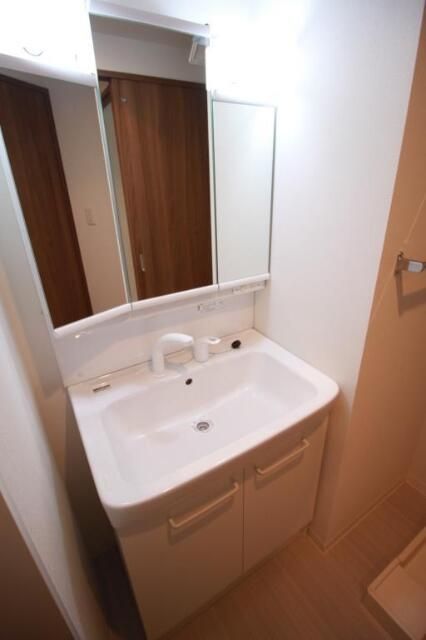 洗面設備　写真は同タイプ住居です。