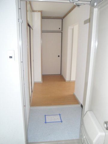 玄関　※反転タイプの部屋の写真です。