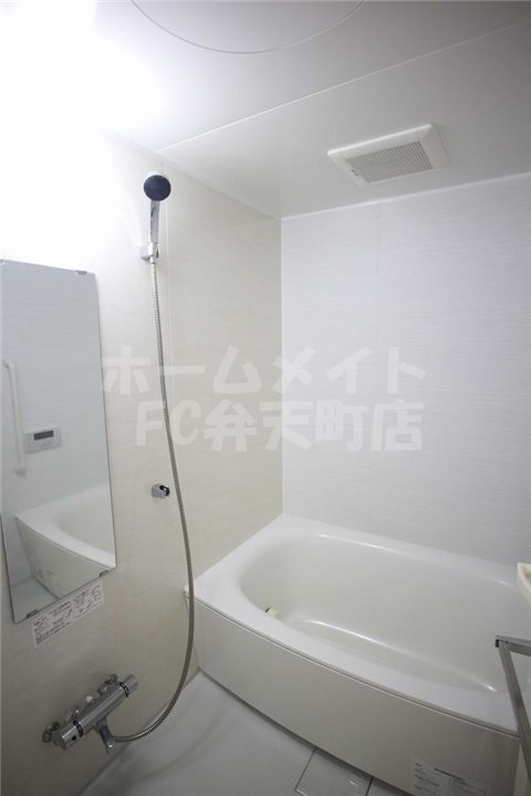 バス・シャワールーム　コンパクトで使いやすいお風呂です