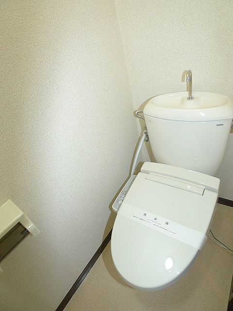 トイレ　残置サービスにてウォシュレット付き