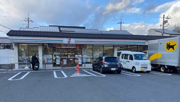 コンビニ　セブンイレブン京都梅津店（コンビニ）まで167m